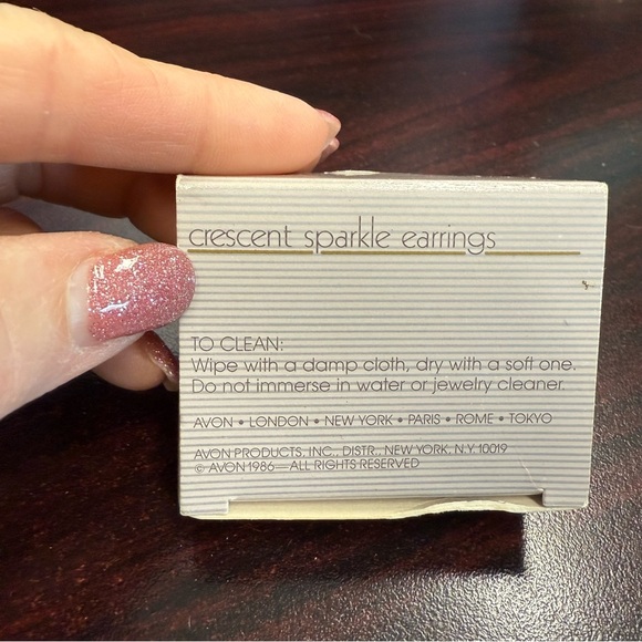 Avon “Crescent Sparkle” Goldtone Clip Earrings NIB vintage 1986 - Picture 2 of 4